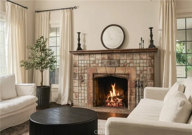 Photo 3 of Single family home for sale at 911 S Victoria Ave, Los Angeles, CA 90019 | MLS# SR26201484 | Listing updated on 2026-09-15