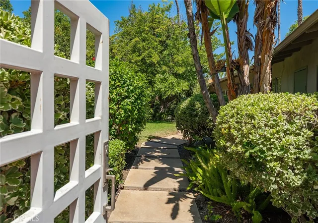 Photo 3 of Single family home for sale at 4956 Hood Dr, Woodland Hills, CA 91364 | MLS# SR26201285 | Listing updated on 2026-09-18