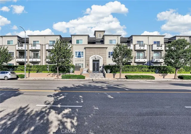 Photo 2 of Condo for sale at 4424 Whitsett Ave #303, Studio City, CA 91604 | MLS# SR26201701 | Listing updated on 2026-10-01