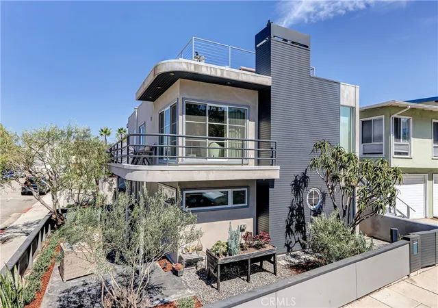 Photo 1 of Sale Pending at 301 25th, Hermosa Beach, CA 90254 | MLS# SB26184317 | Listing updated on 2026-10-02