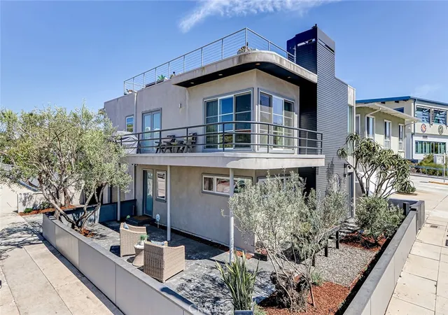 Photo 2 of Sale Pending at 301 25th, Hermosa Beach, CA 90254 | MLS# SB26184317 | Listing updated on 2026-10-02