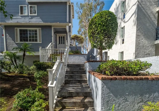 Photo 2 of Townhouse for sale at 313 N Broadway #9, Redondo Beach, CA 90277 | MLS# PV26201491 | Listing updated on 2026-10-06