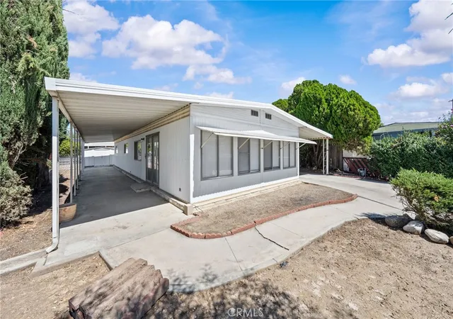 Photo 3 of Sale Pending at 324 Long St, Hemet, CA 92543 | MLS# SW26201337 | Listing updated on 2026-09-29