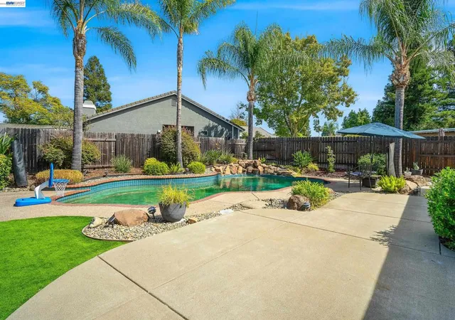 Photo 2 of Sale Pending at 3327 Chapelle Dr, Roseville, CA 95661 | MLS# 41148279 | Listing updated on 2026-09-24