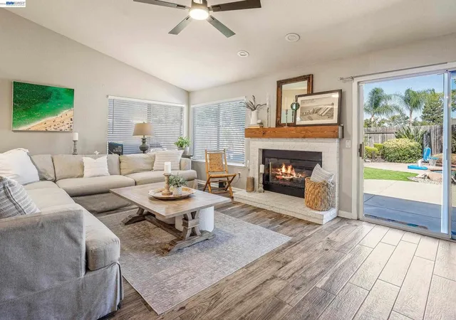 Photo 3 of Sale Pending at 3327 Chapelle Dr, Roseville, CA 95661 | MLS# 41148279 | Listing updated on 2026-09-24