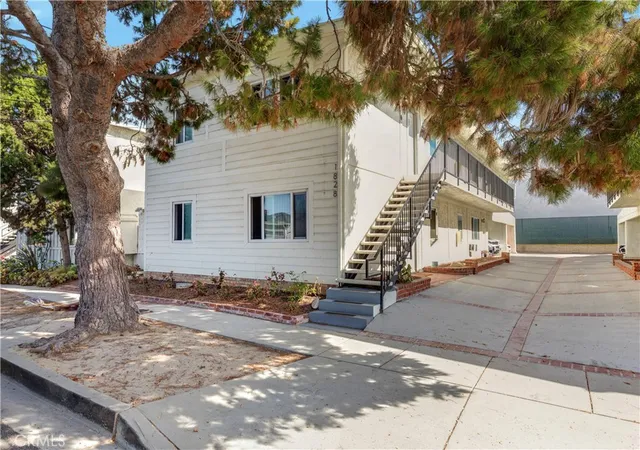 Photo 4 of House for sale at 1826 12th Street, Manhattan Beach, CA 90266 | MLS# PW26198389 | Listing updated on 2026-09-15