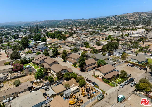 Listing Photo 4 - Condo for sale in building located at 220 Garcia St, Santa Paula, CA 93060