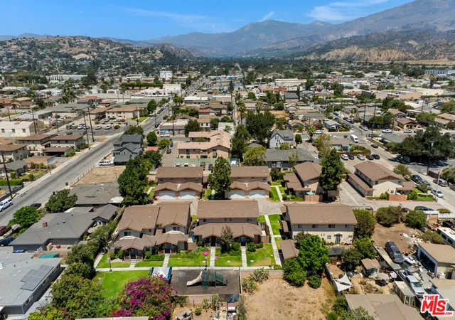 Listing Photo 5 - Condo for sale in building located at 220 Garcia St, Santa Paula, CA 93060