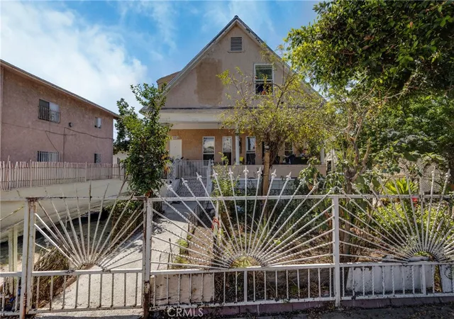 Listing Photo 4 - Condo for sale in building located at 1352 E 21st St, Los Angeles, CA 90011