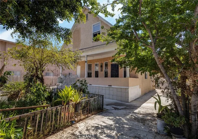 Listing Photo 5 - Condo for sale in building located at 1352 E 21st St, Los Angeles, CA 90011