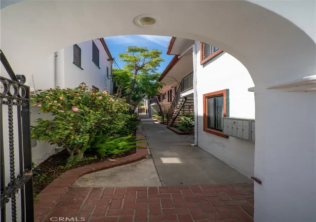 Photo 4 of House for sale at 825 Roswell Ave, Long Beach, CA 90804 | MLS# OC26201934 | Listing updated on 2026-09-15