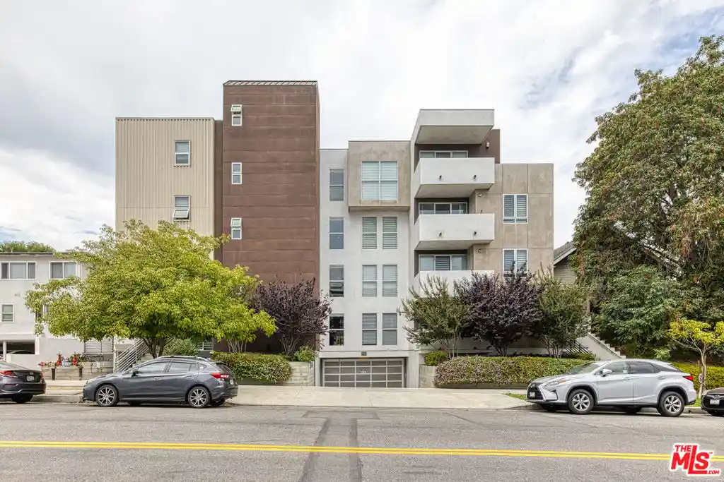 Listing Photo 1 - Condo for sale in 4813 Oakwood Ave located at 4813 Oakwood Ave, Los Angeles, CA 90004 - Unit #103