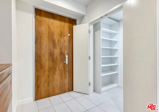Listing Photo 4 - Condo for sale in building located at 4813 Oakwood Ave, Los Angeles, CA 90004 - Unit #103