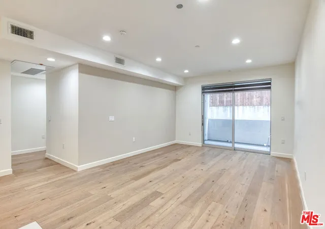 Listing Photo 5 - Condo for sale in building located at 4813 Oakwood Ave, Los Angeles, CA 90004 - Unit #103