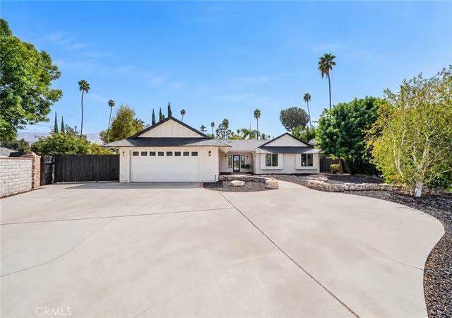 Photo 2 of Single family home for sale at 1076 Los Altos Ct, Riverside, CA 92507 | MLS# CV26201959 | Listing updated on 2026-09-20