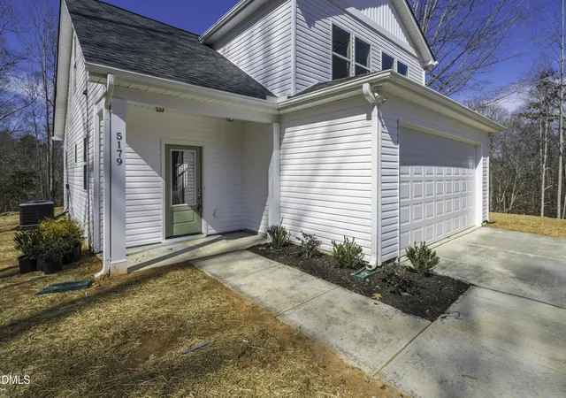 Photo 3 of Single family home for sale at 918 N Bickett Blvd, Louisburg, NC 27549 | MLS# 10166153 | Listing updated on 2026-09-10
