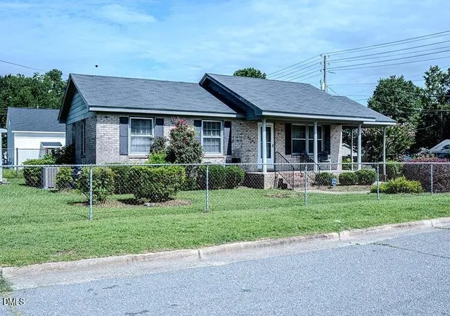 Photo 4 of Sale Pending at 306 S Brevard St, Selma, NC 27576 | MLS# 10186267 | Listing updated on 2026-09-08