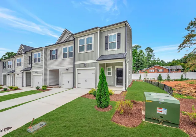 Photo 3 of Townhouse for sale at 5018 Silver Brk Rd, Durham, NC 27703 | MLS# 10182044 | Listing updated on 2026-09-29