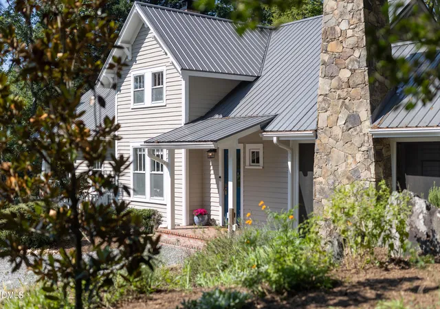 Photo 4 of Sale Pending at 318 W Queen St, Hillsborough, NC 27278 | MLS# 10190090 | Listing updated on 2026-09-24