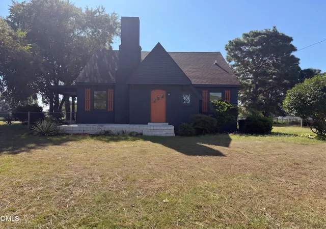 Single family home for sale at 306 Fayetteville St, Newton Grove, NC 28366 | MLS# 10185544