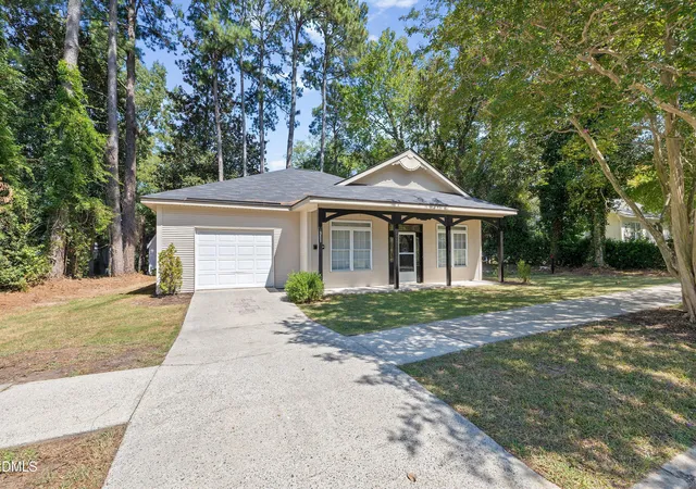 Photo 3 of Single family home for sale at 311 E Davis St, Smithfield, NC 27577 | MLS# 10194151 | Listing updated on 2026-09-30