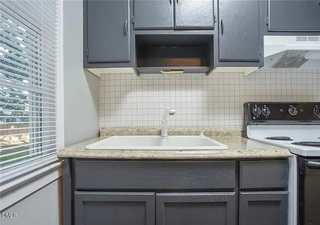 Listing Photo 5 - Condo for sale in building located at 2102 Rogers Dr, Fayetteville, NC 28303