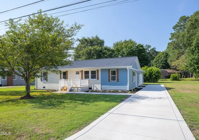 Photo 1 of Single family home for sale at 105 Harmon St, Clinton, NC 28328 | MLS# 10192228 | Listing updated on 2026-10-05