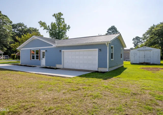 Photo 2 of Single family home for sale at 105 Harmon St, Clinton, NC 28328 | MLS# 10192228 | Listing updated on 2026-10-05