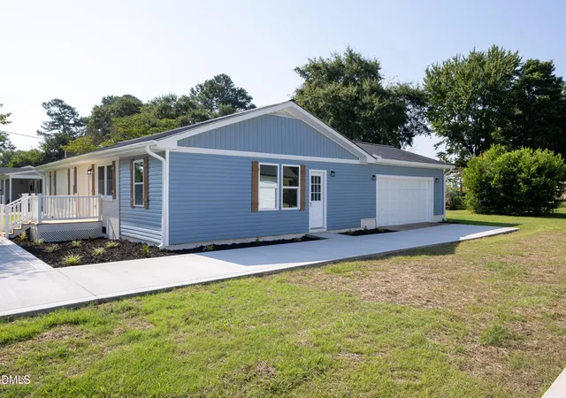 Photo 3 of Single family home for sale at 105 Harmon St, Clinton, NC 28328 | MLS# 10192228 | Listing updated on 2026-10-05