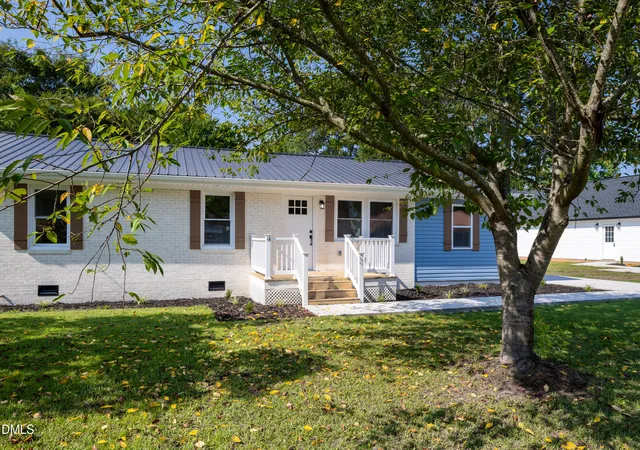 Photo 3 of Single family home for sale at 105 Harmon St, Clinton, NC 28328 | MLS# 10192228 | Listing updated on 2026-10-08