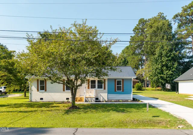 Photo 4 of Single family home for sale at 105 Harmon St, Clinton, NC 28328 | MLS# 10192228 | Listing updated on 2026-10-08