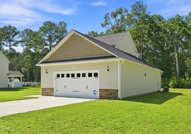 Photo 3 of Single family home for sale at 105 Forest Wood Dr, Salemburg, NC 28385 | MLS# 10192103 | Listing updated on 2026-09-20