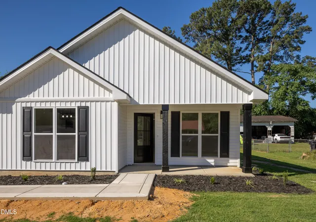 Photo 1 of Single family home for sale at 103 Harmon St, Clinton, NC 28328 | MLS# 10192220 | Listing updated on 2026-10-05