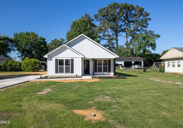Photo 2 of Single family home for sale at 103 Harmon St, Clinton, NC 28328 | MLS# 10192220 | Listing updated on 2026-10-05