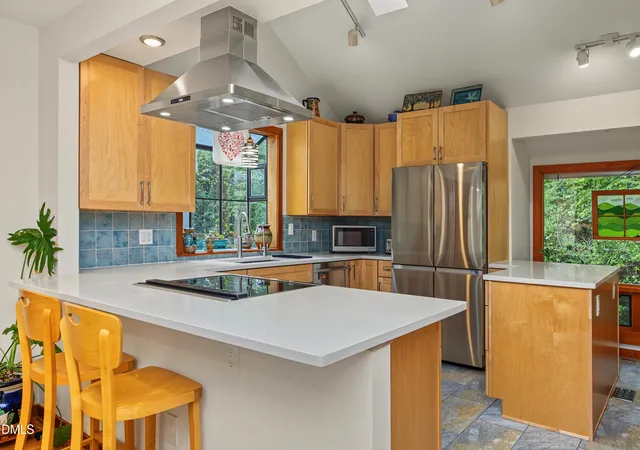 Photo 3 of Sale Pending at 10 Ellen Pl, Chapel Hill, NC 27514 | MLS# 10190148 | Listing updated on 2026-10-02