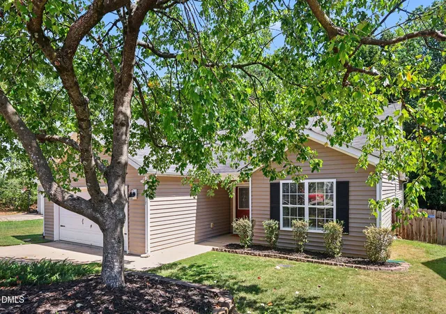 Photo 3 of Single family home for sale at 1517 Dexter Ridge Dr, Holly Springs, NC 27540 | MLS# 10189713 | Listing updated on 2026-09-20