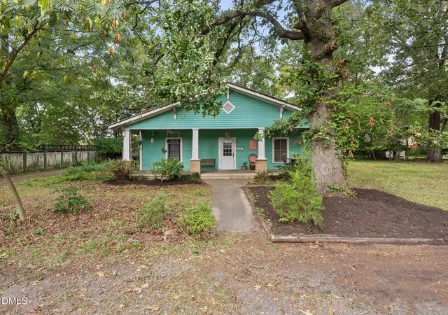 Photo 2 of Single family home for sale at 101 Lindsay St, Carrboro, NC 27510 | MLS# 10190035 | Listing updated on 2026-10-04