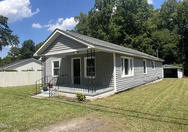 Photo 2 of Single family home for sale at 20 W Edgerton St, Smithfield, NC 27577 | MLS# 10190258 | Listing updated on 2026-09-15
