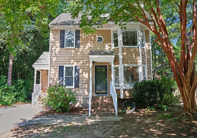 Photo 3 of Single family home for sale at 4605 Ellsmere Ln, Raleigh, NC 27604 | MLS# 10190380 | Listing updated on 2026-09-16