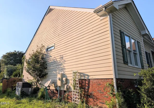 Photo 3 of Sale Pending at 1917 Battlewood Rd, Apex, NC 27523 | MLS# 10189911 | Listing updated on 2026-09-14