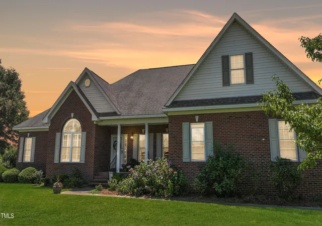 Photo 3 of Single family home for sale at 115 Hunters Walk Ln, Clinton, NC 28328 | MLS# 10189896 | Listing updated on 2026-09-21
