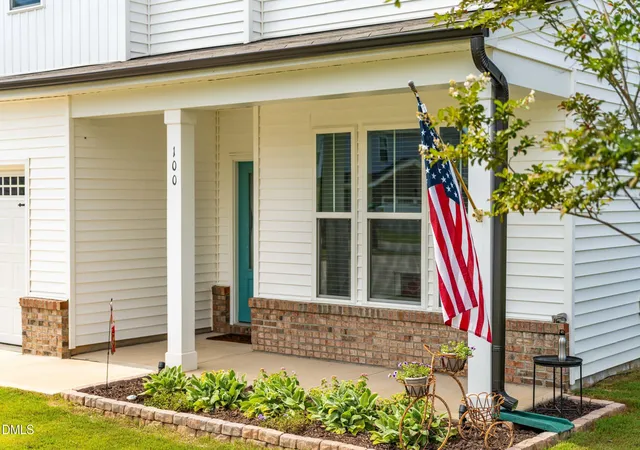 Photo 4 of Single family home for sale at 100 Capanne Ct, Clayton, NC 27527 | MLS# 10190443 | Listing updated on 2026-09-03