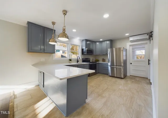 Photo 4 of Sale Pending at 301 W Hill Ave S, Hillsborough, NC 27278 | MLS# 10190159 | Listing updated on 2026-09-02