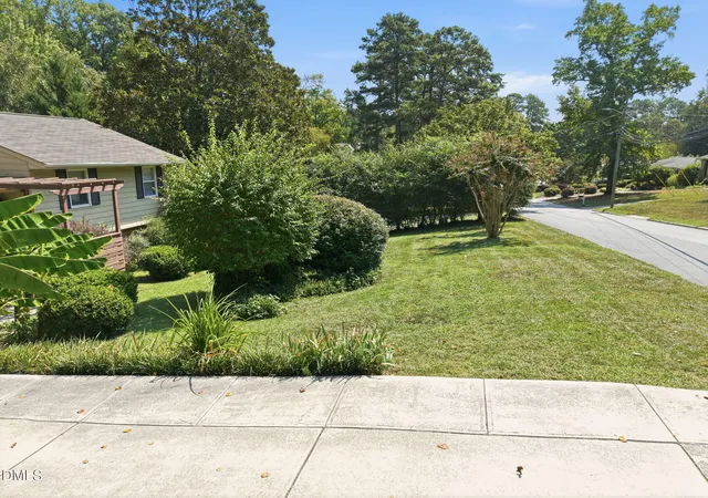 Photo 3 of Sale Pending at 5016 Lakemont Dr, Raleigh, NC 27609 | MLS# 10191430 | Listing updated on 2026-09-11