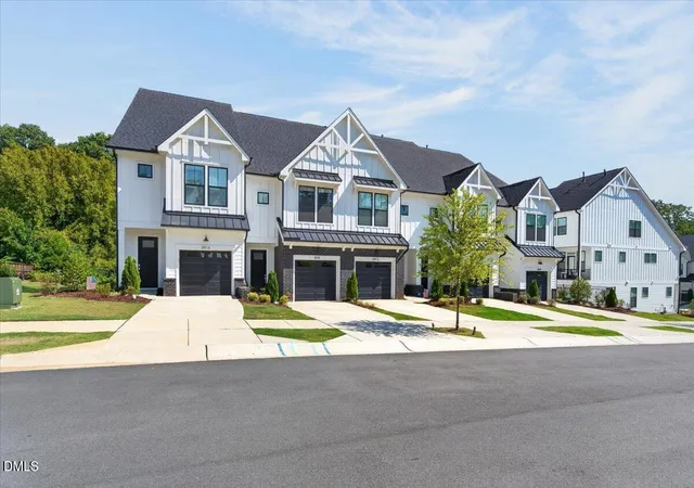Photo 3 of Sale Pending at 3914 Lost Fawn Ct, Raleigh, NC 27612 | MLS# 10190646 | Listing updated on 2026-09-12