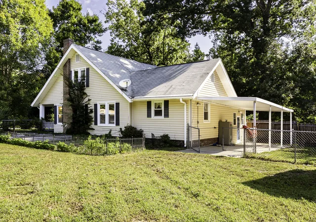 Photo 3 of Single family home for sale at 570 W Old Glencoe Rd, Burlington, NC 27217 | MLS# 10190506 | Listing updated on 2026-09-03