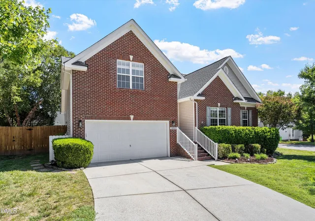 Photo 3 of Sale Pending at 1000 Pepper Bush Ct, Apex, NC 27502 | MLS# 10190563 | Listing updated on 2026-09-16