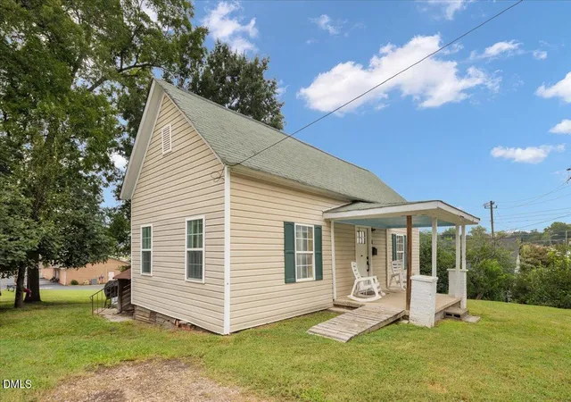 Photo 3 of Single family home for sale at 206 S Ellington St, Clayton, NC 27520 | MLS# 10190982 | Listing updated on 2026-10-07