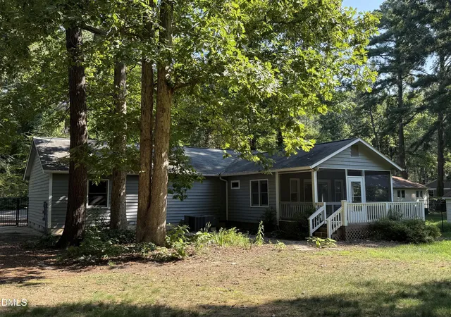 Photo 3 of Single family home for sale at 137 B Windsor Cir, Chapel Hill, NC 27516 | MLS# 10190934 | Listing updated on 2026-09-04