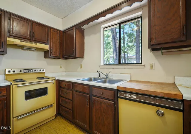 Listing Photo 4 - Condo for sale in building located at 4705 Walden Pond Dr, Raleigh, NC 27604 - Unit #A